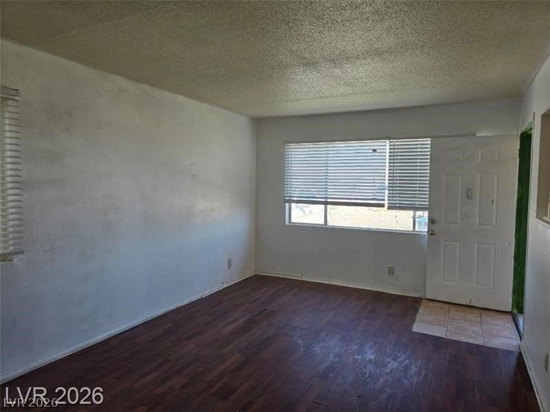 817 Duquesne Ave - Photo 4 of 17