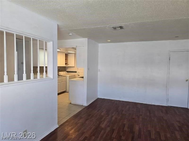 817 Duquesne Ave - Photo 6 of 17