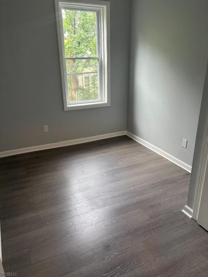 136 Winfield Ave - Photo 4 of 11