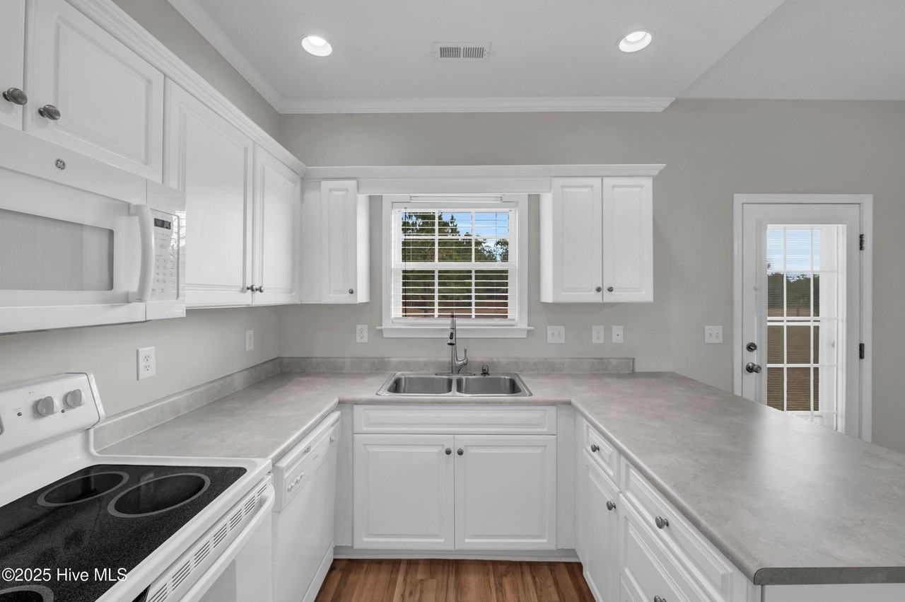 136 N Palm Dr - Photo 4 of 19