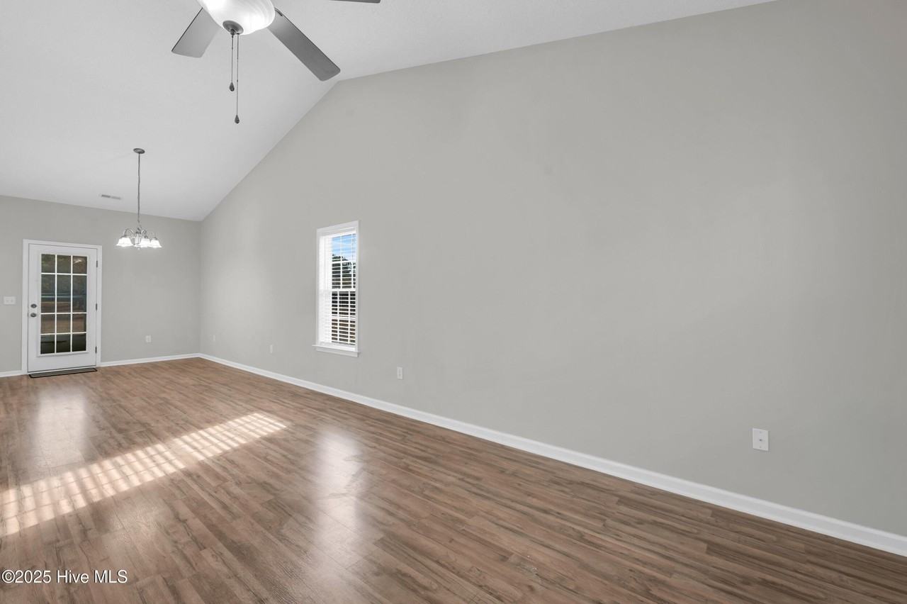 136 N Palm Dr - Photo 5 of 19