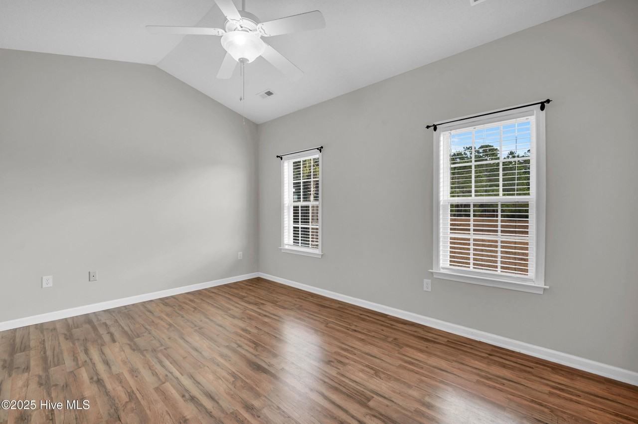 136 N Palm Dr - Photo 6 of 19
