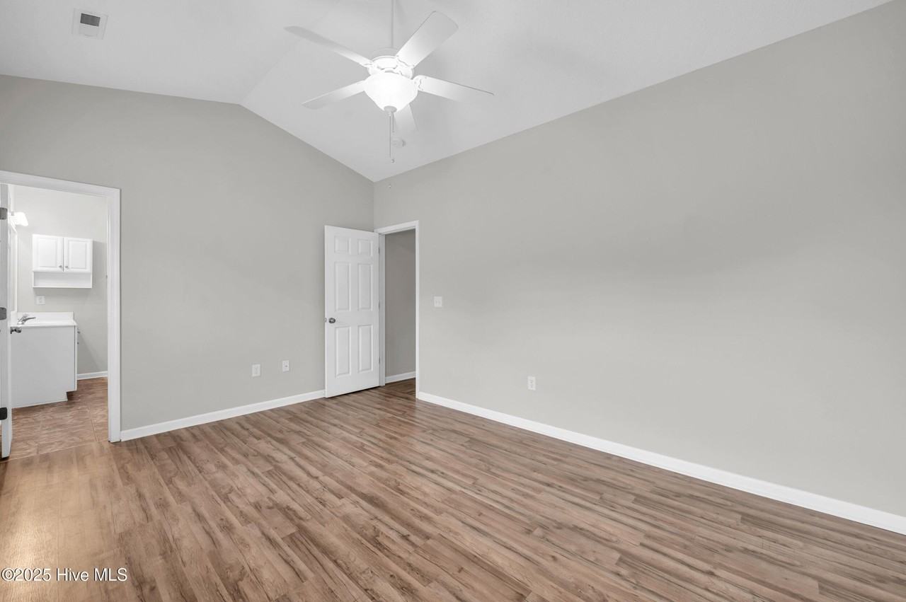 136 N Palm Dr - Photo 7 of 19
