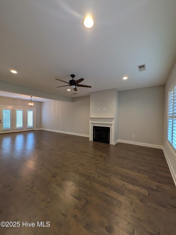 129 Pinebranch Ct - Photo 2 of 20