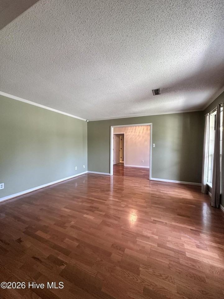 4497 Amanda Ln - Photo 6 of 41