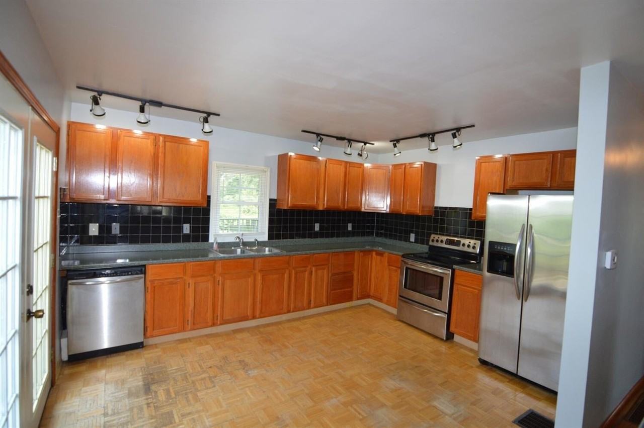 1460 Greendale Rd - Photo 5 of 19