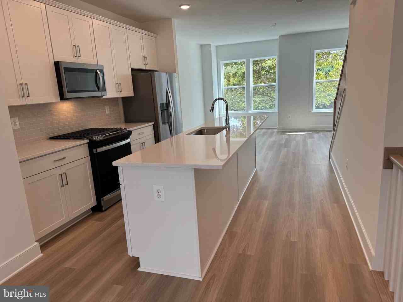 831 King Farm Blvd - Photo 4 of 37