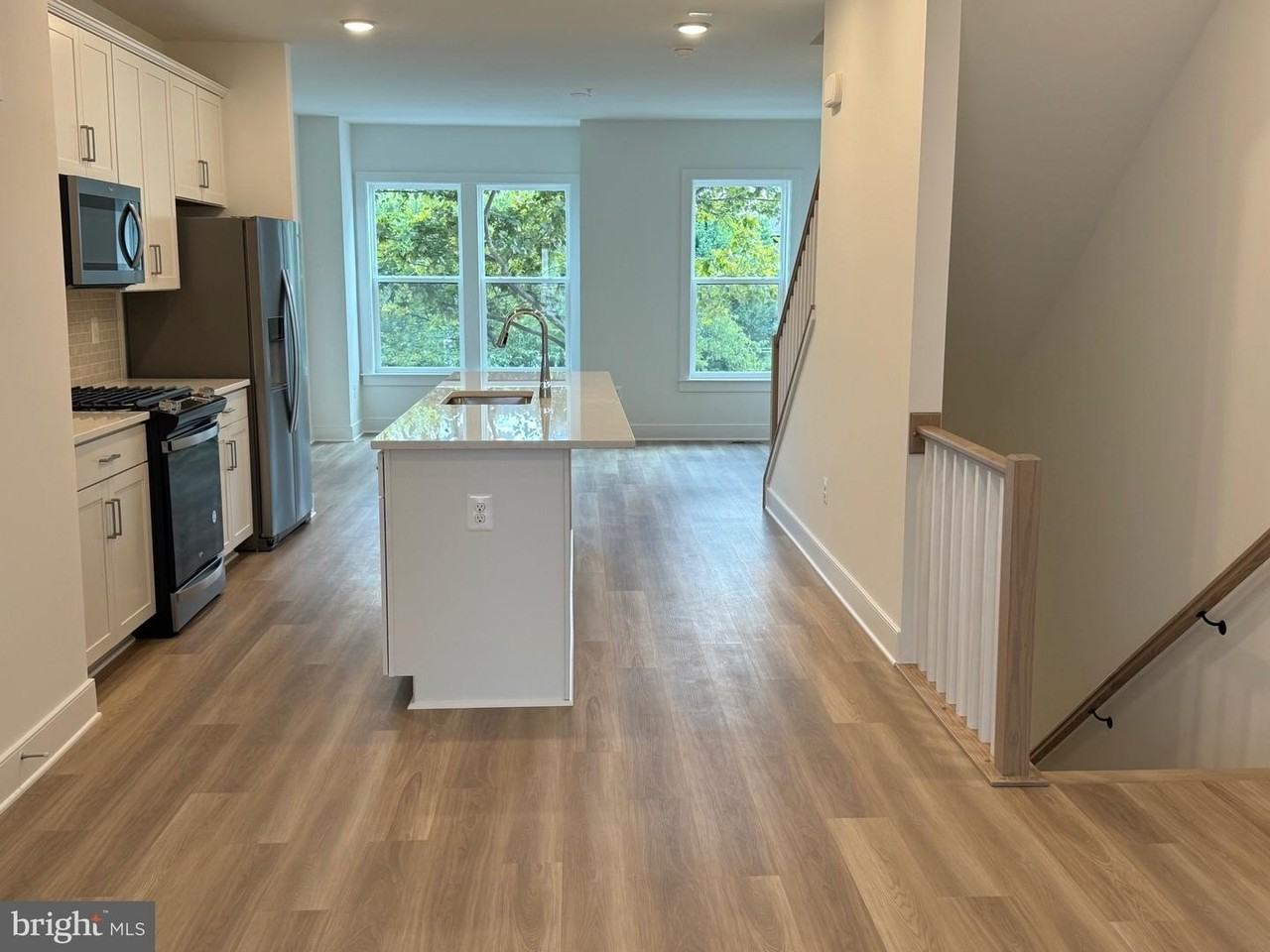831 King Farm Blvd - Photo 5 of 37