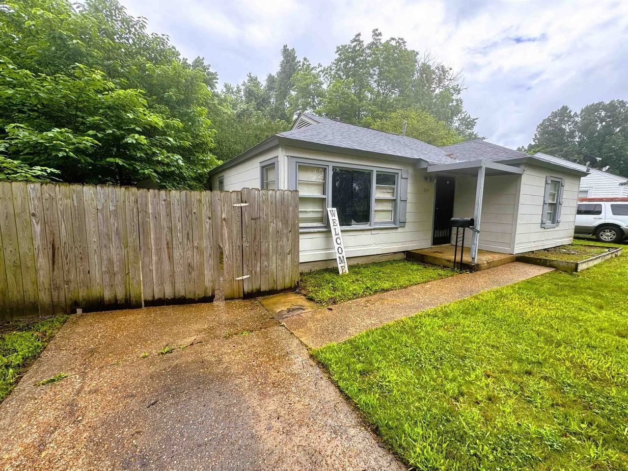 1644 Russwood Rd - Photo 3 of 16