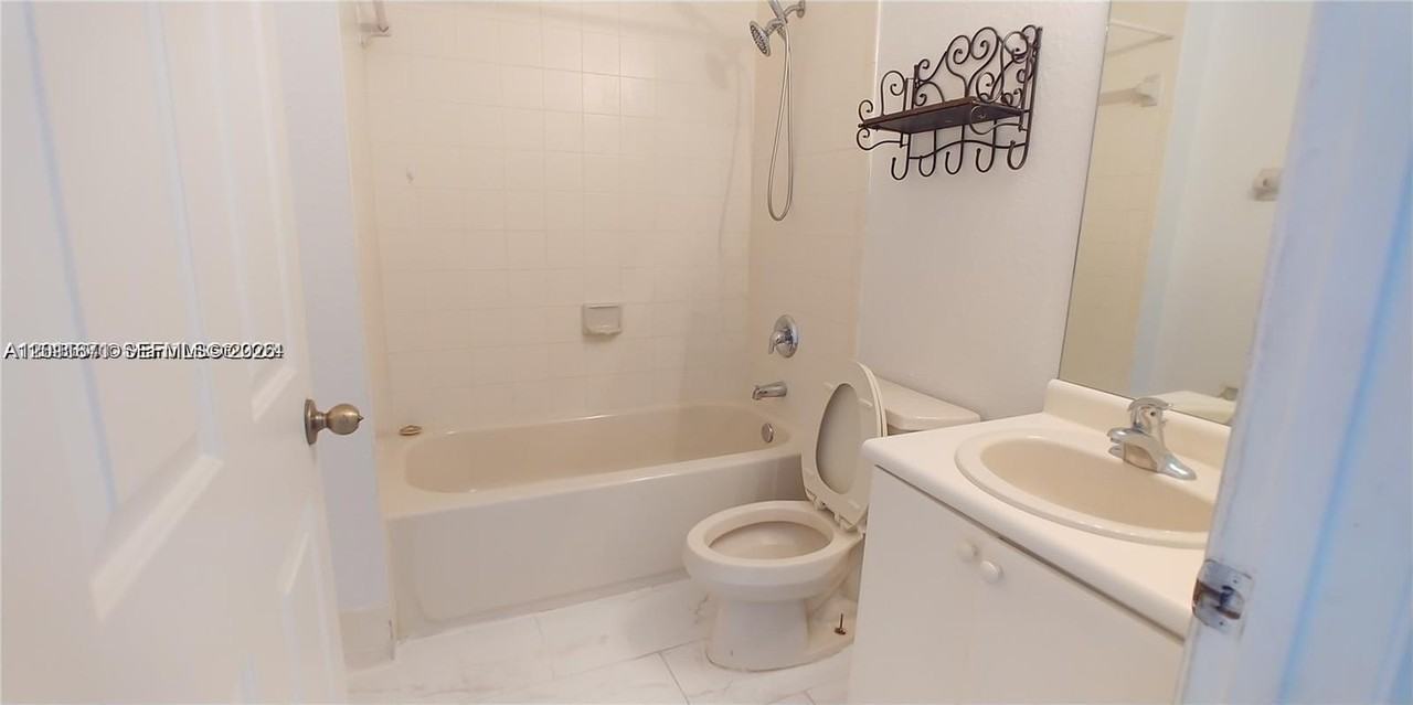 1528 Se 24th Ct #209 - Photo 4 of 17