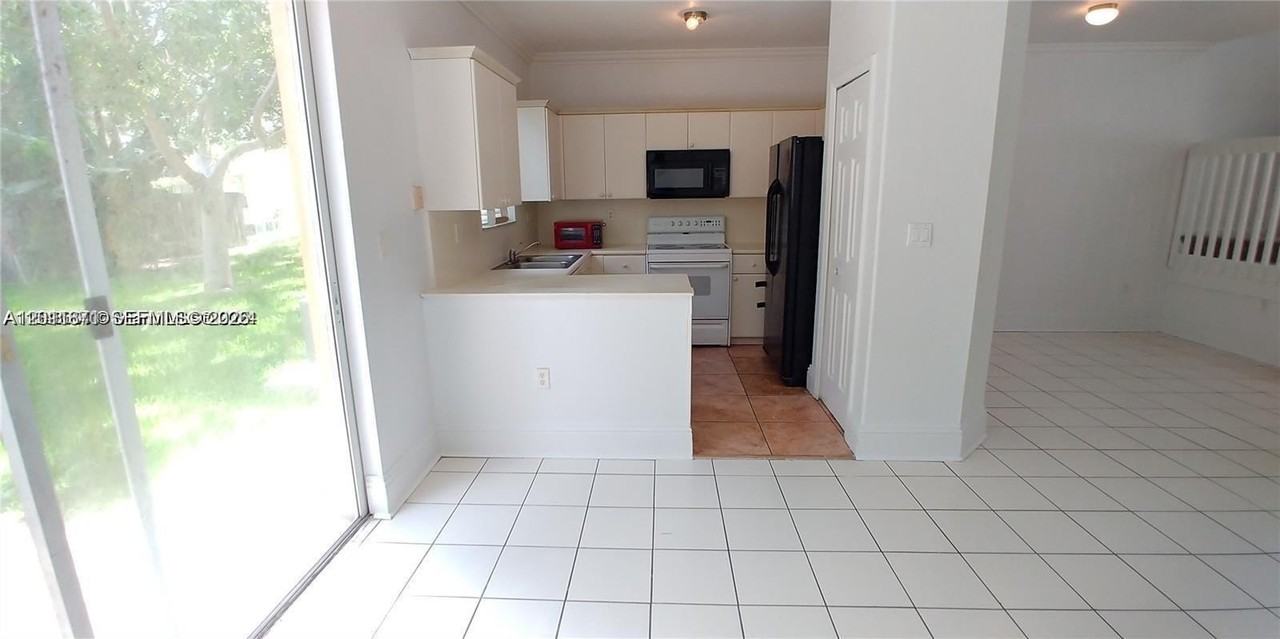 1528 Se 24th Ct #209 - Photo 5 of 17