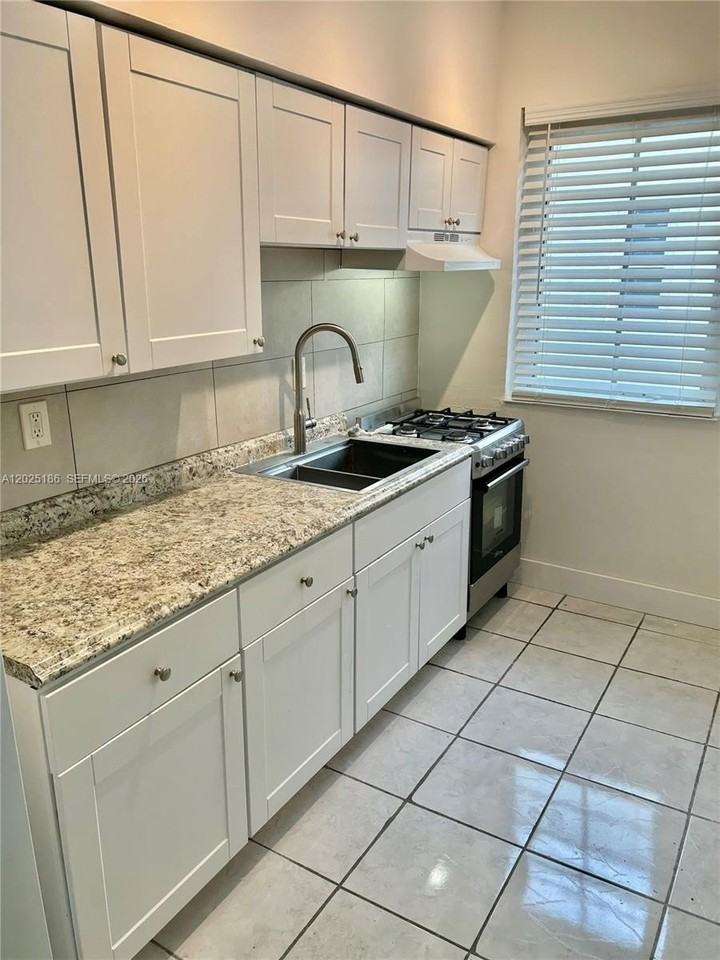 1124 Pennsylvania Ave #4 - Photo 3 of 10