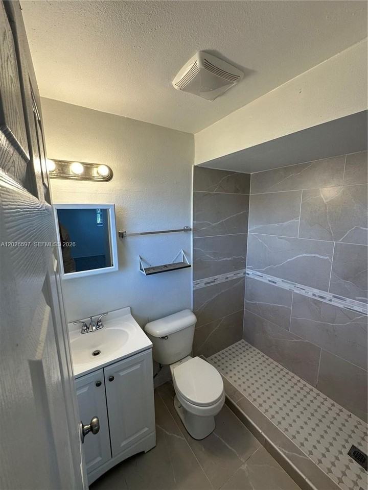318 Tarpon Dr #1 - Photo 3 of 3