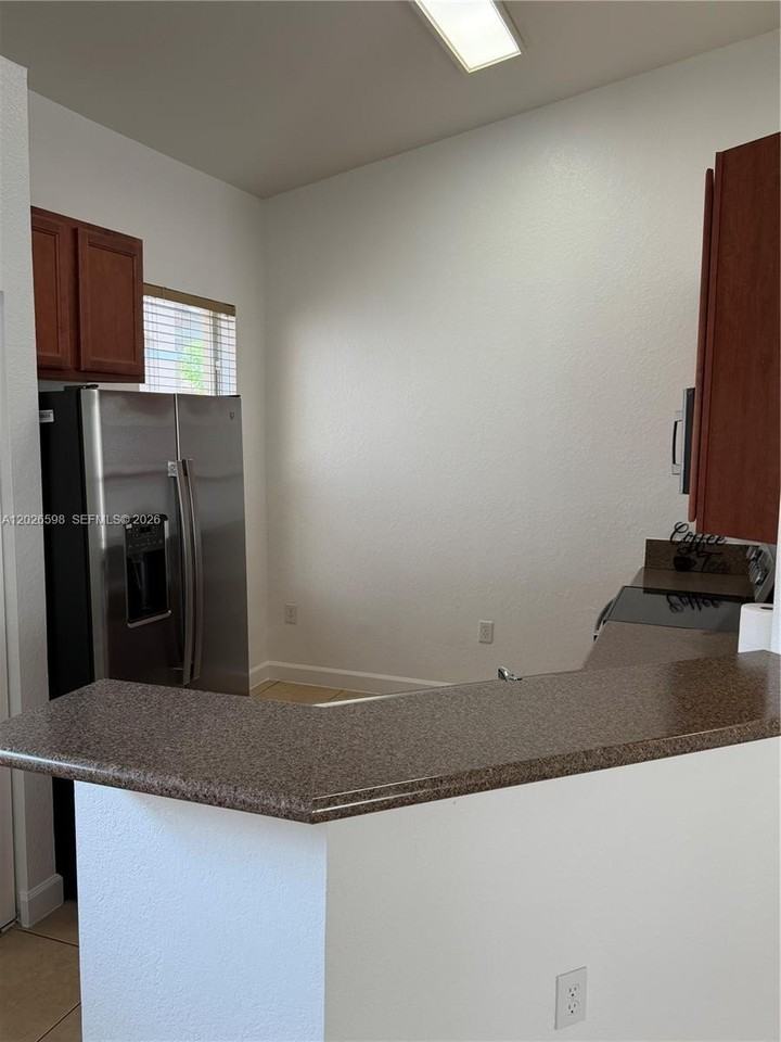 3951 Ne 11th Dr - Photo 5 of 27