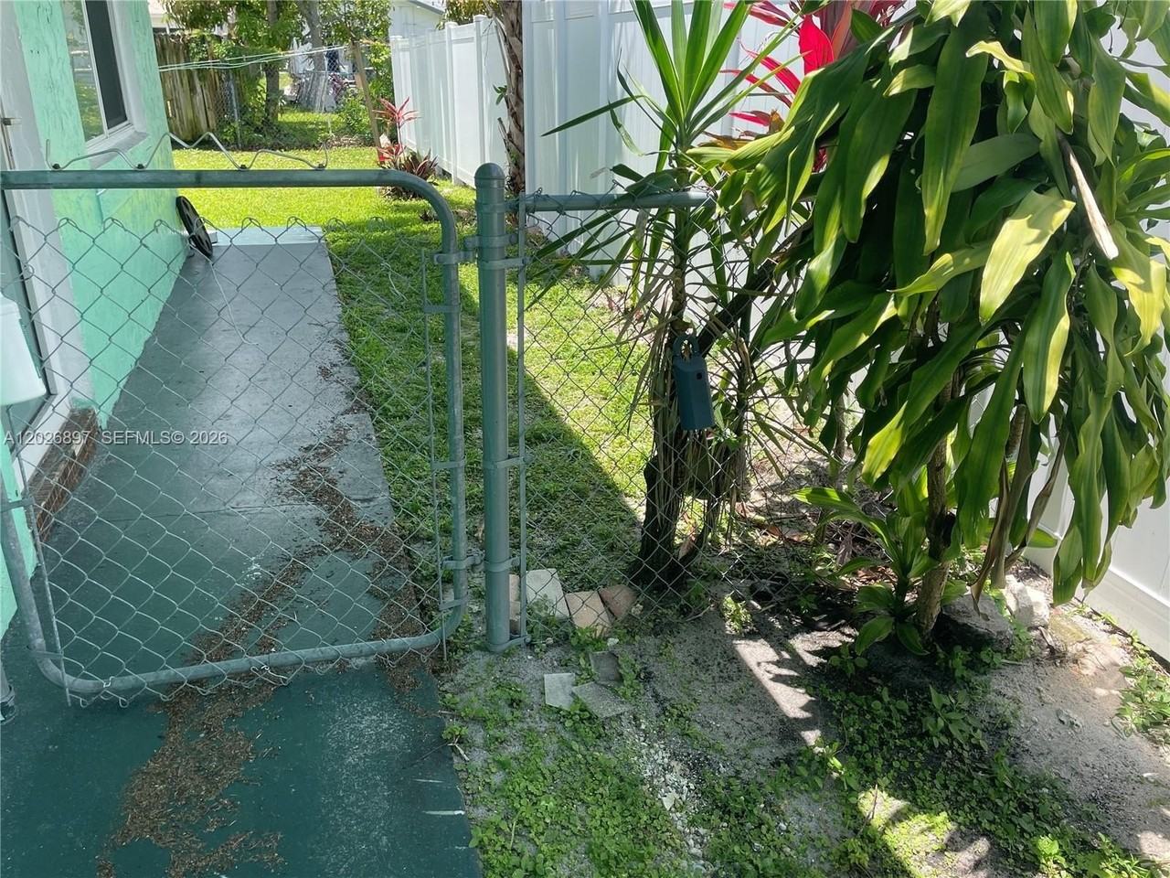 825 Sw 9th St #1 - Photo 4 of 16