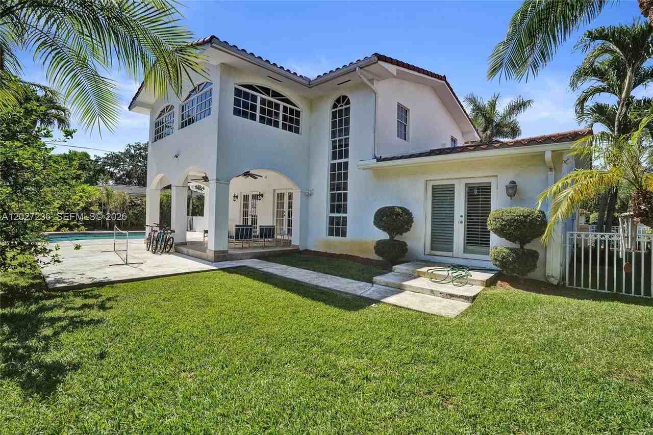 1534 Palancia Ave - Photo 4 of 50