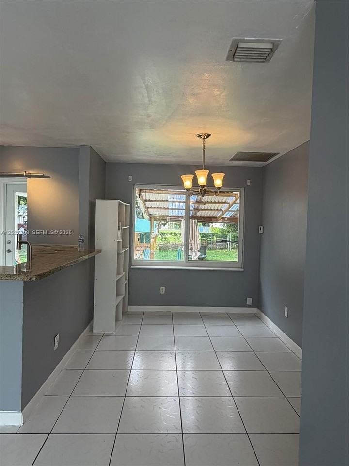 4711 Sw 23rd St #0 - Photo 4 of 17