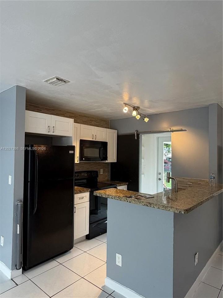 4711 Sw 23rd St #0 - Photo 5 of 17