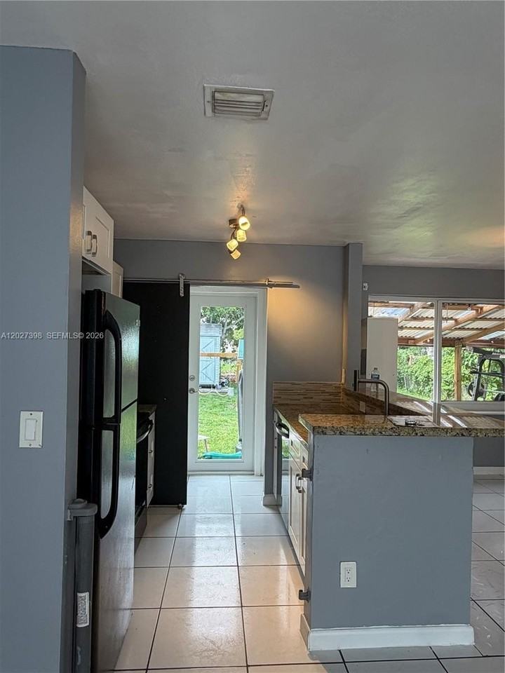 4711 Sw 23rd St #0 - Photo 6 of 17