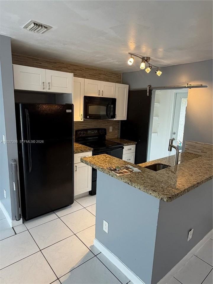 4711 Sw 23rd St #0 - Photo 7 of 17