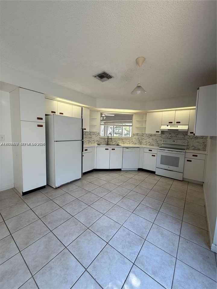665 Se 25th Ln #665 - Photo 4 of 13