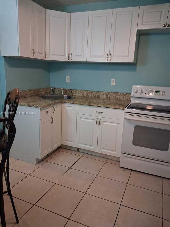 1800 Pinehurst Dr #1 - Photo 6 of 11