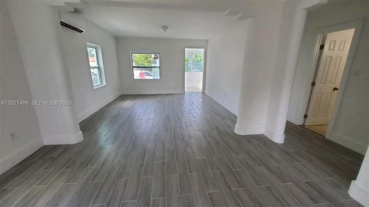 560 Nw 53rd St - Photo 2 of 12