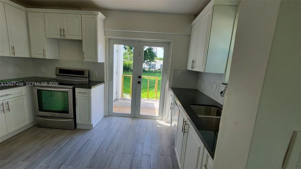 560 Nw 53rd St - Photo 3 of 12