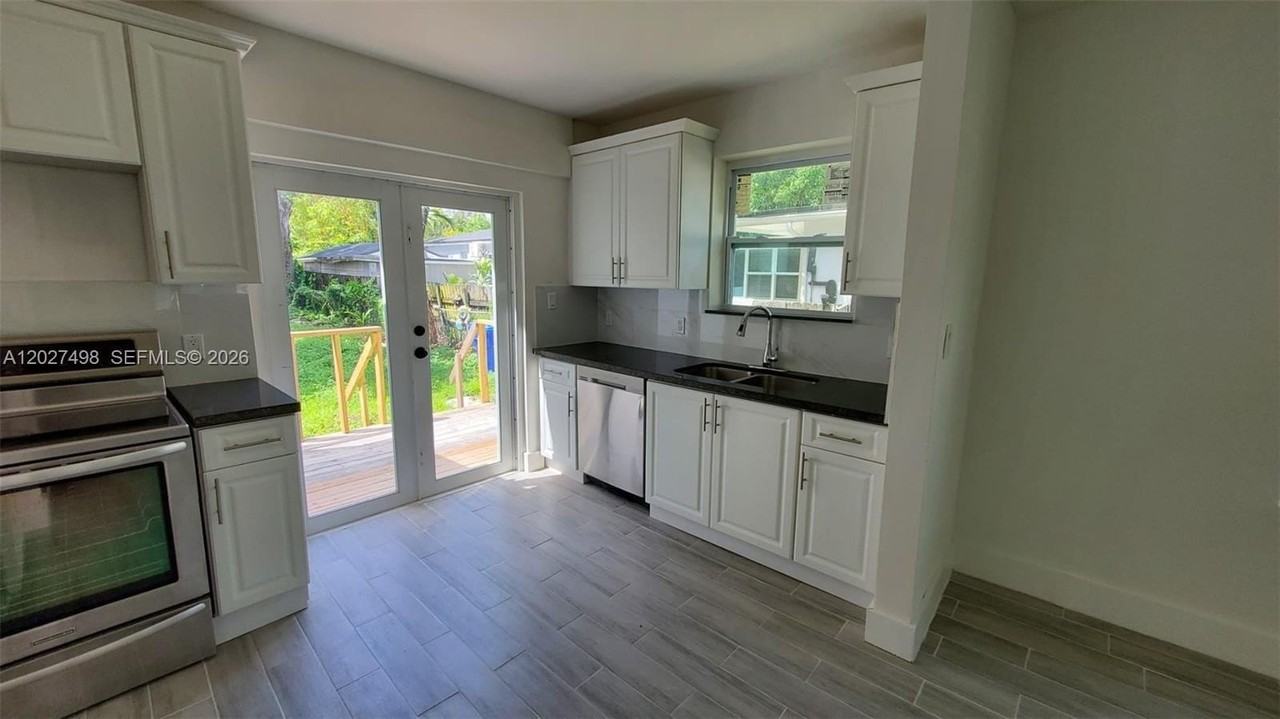 560 Nw 53rd St - Photo 4 of 12