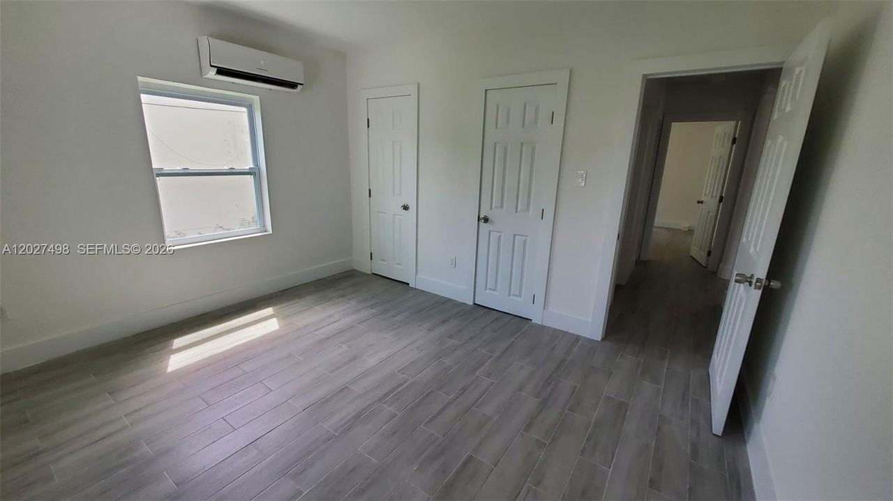 560 Nw 53rd St - Photo 5 of 12