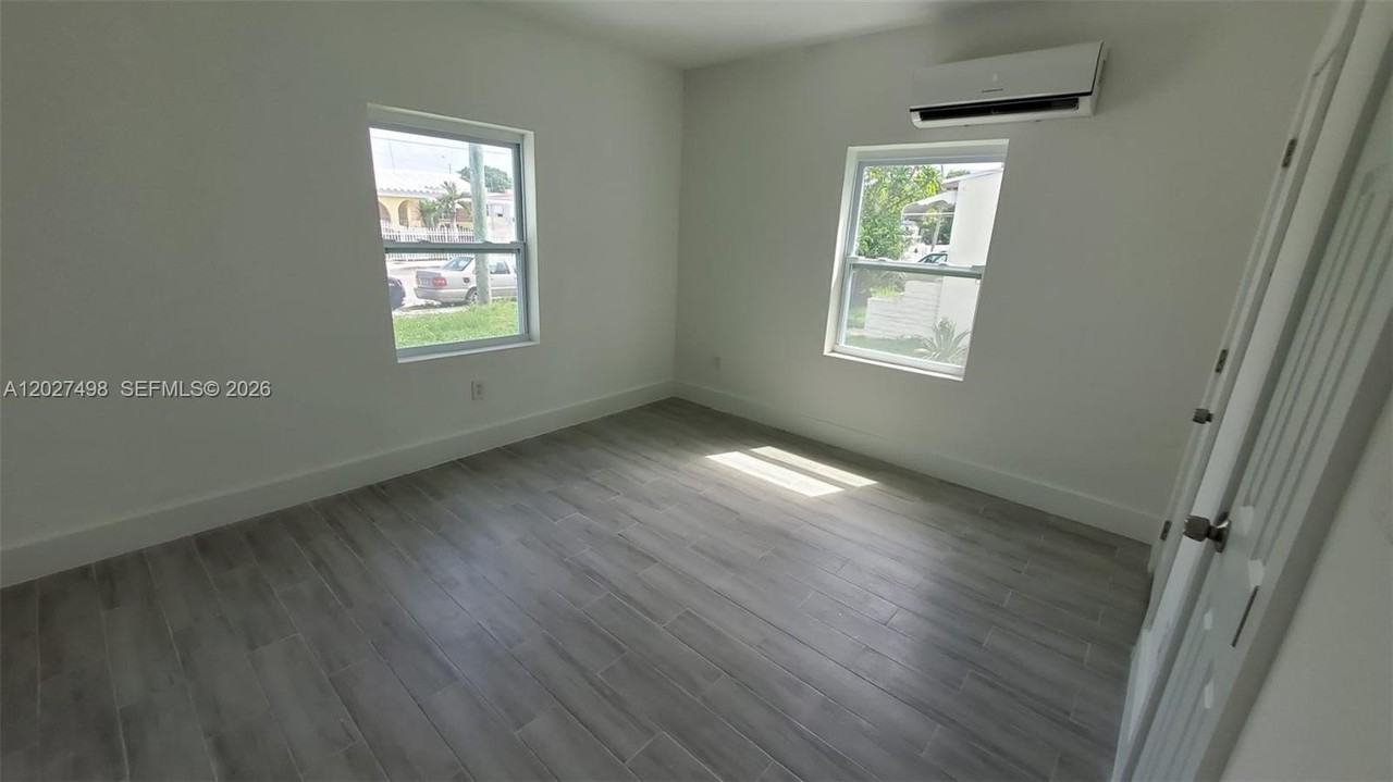 560 Nw 53rd St - Photo 6 of 12