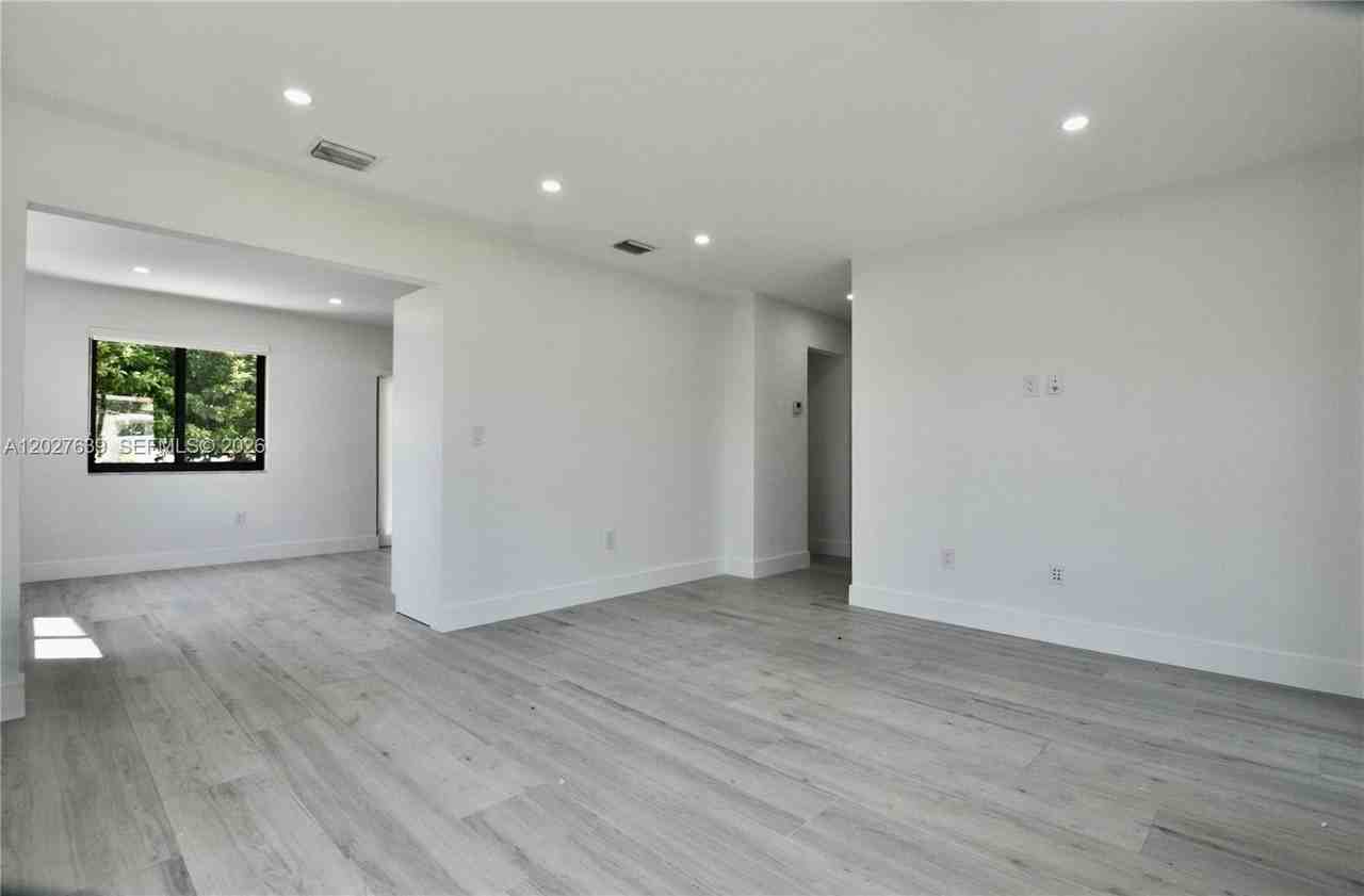 3018 Sw 25th Ter #3018 - Photo 4 of 17