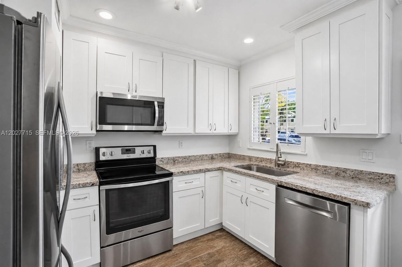 5530 Sw 76th St #A - Photo 5 of 16