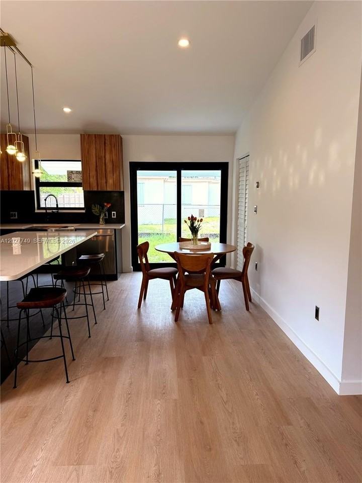 1725 Nw 151st St - Photo 5 of 34