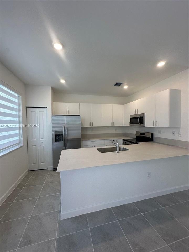 643 Se 15th St - Photo 2 of 17
