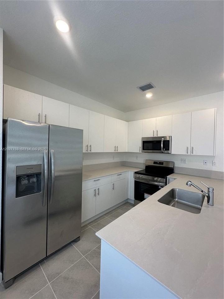 643 Se 15th St - Photo 3 of 17