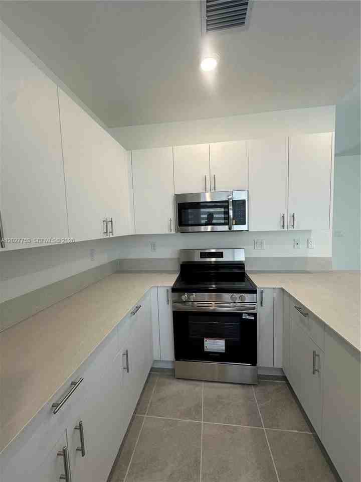 643 Se 15th St - Photo 4 of 17