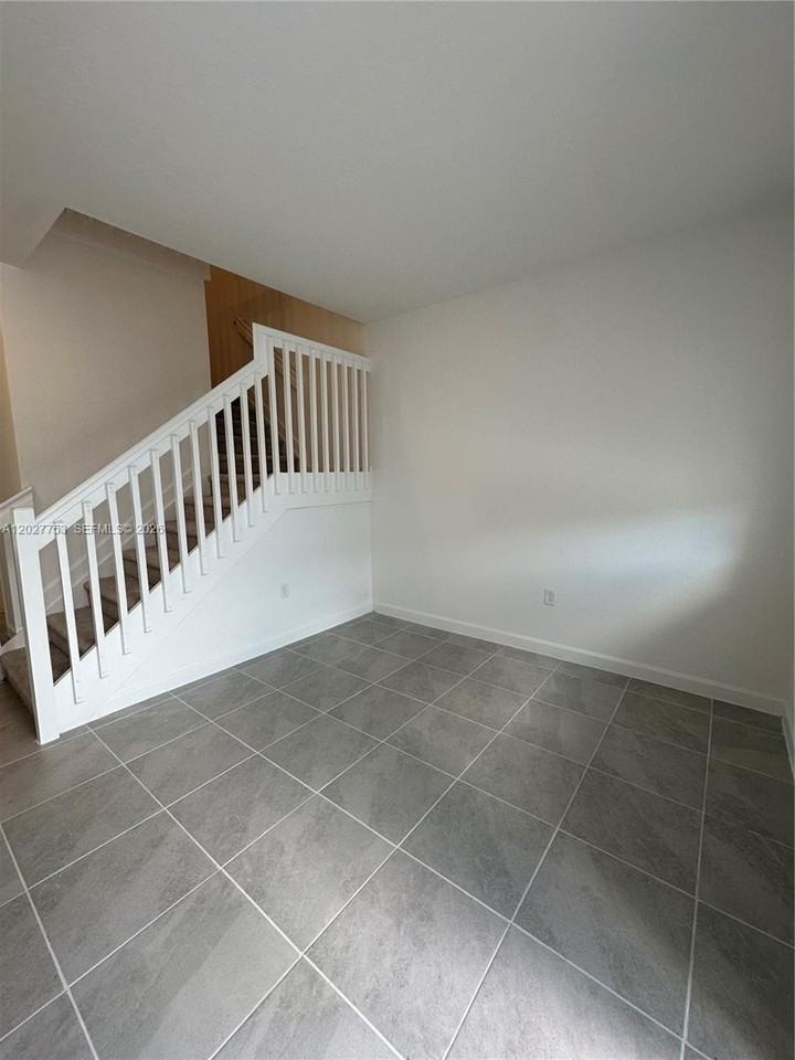 643 Se 15th St - Photo 5 of 17