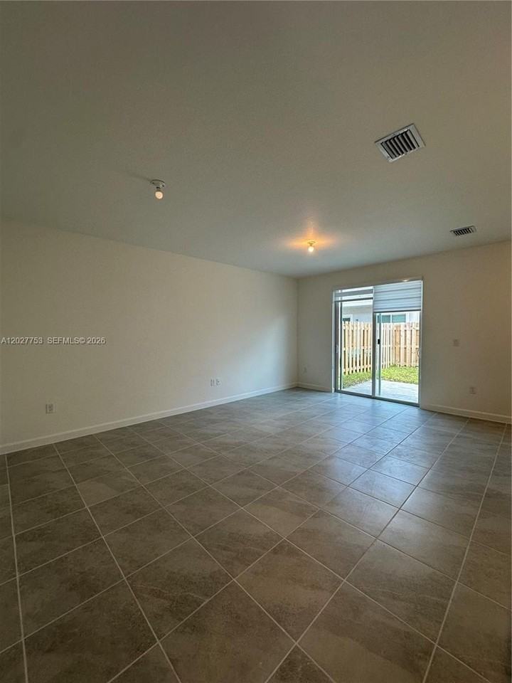 643 Se 15th St - Photo 6 of 17