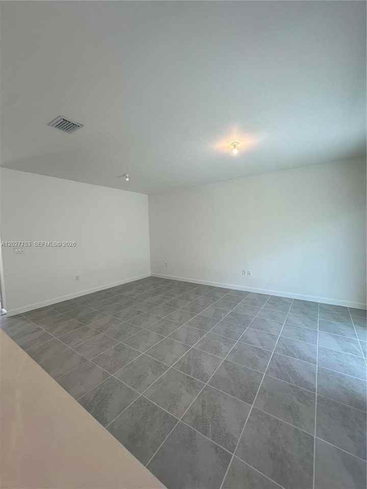 643 Se 15th St - Photo 7 of 17