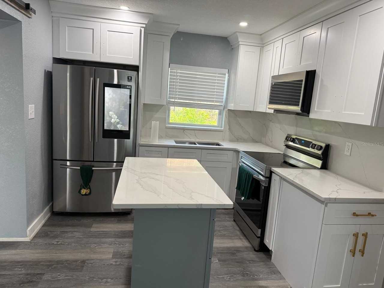 1113 S Central Ave - Photo 2 of 10