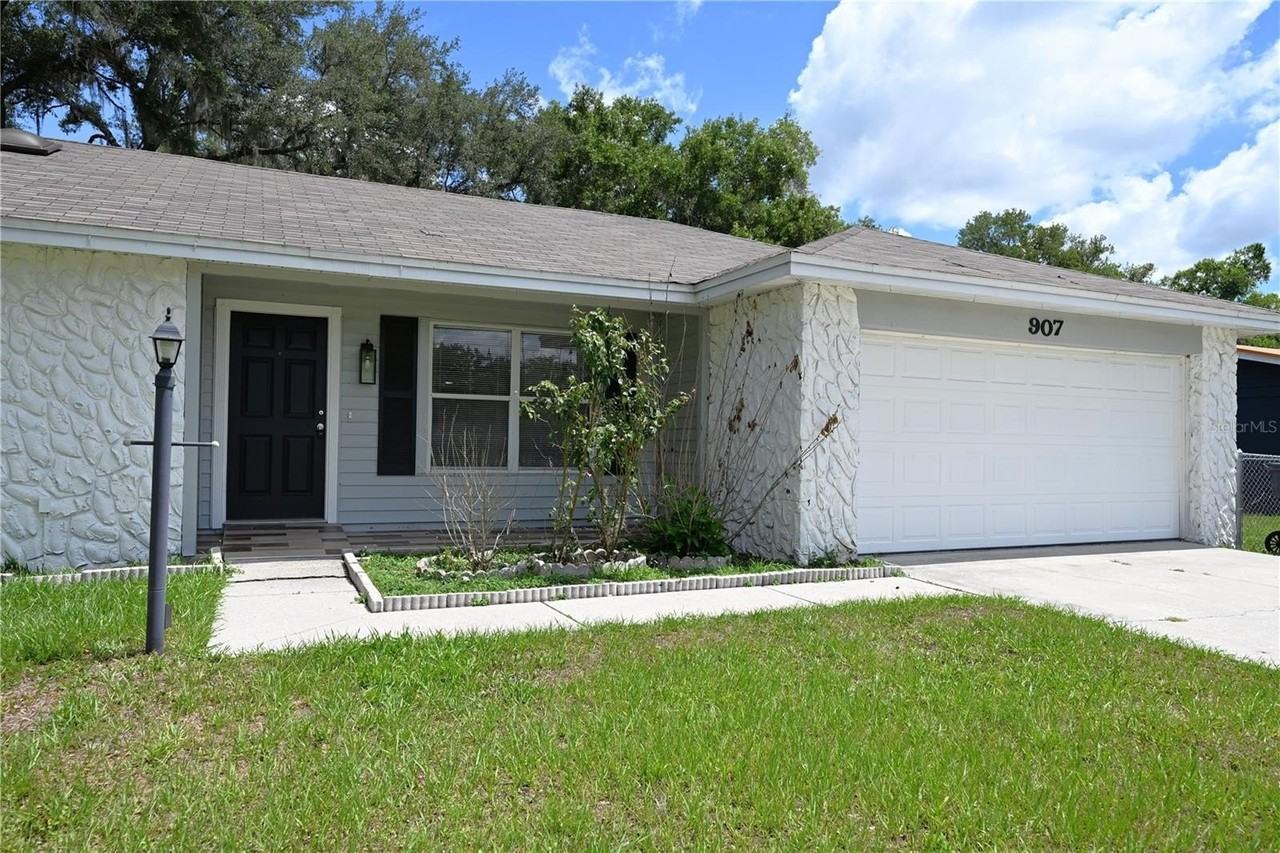 907 Swann Dr - Photo 2 of 50