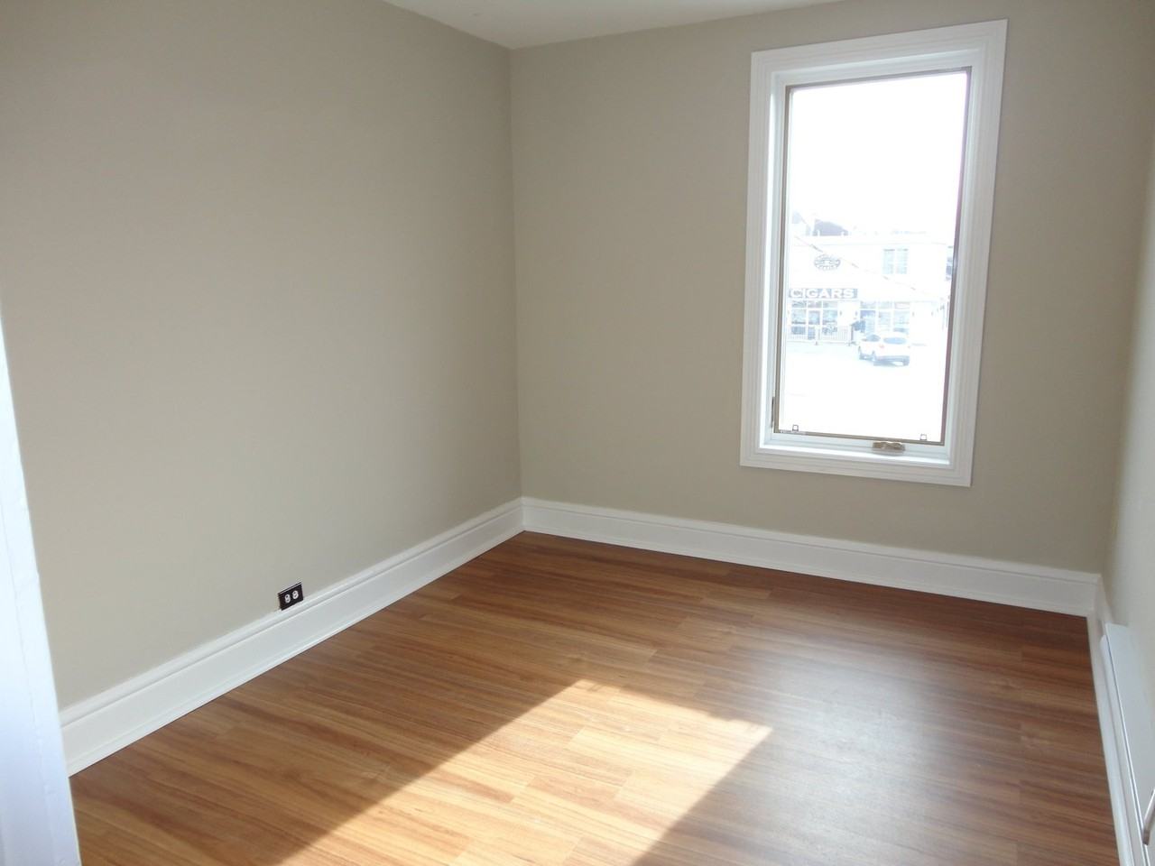 328 Horton St E - Photo 7 of 8