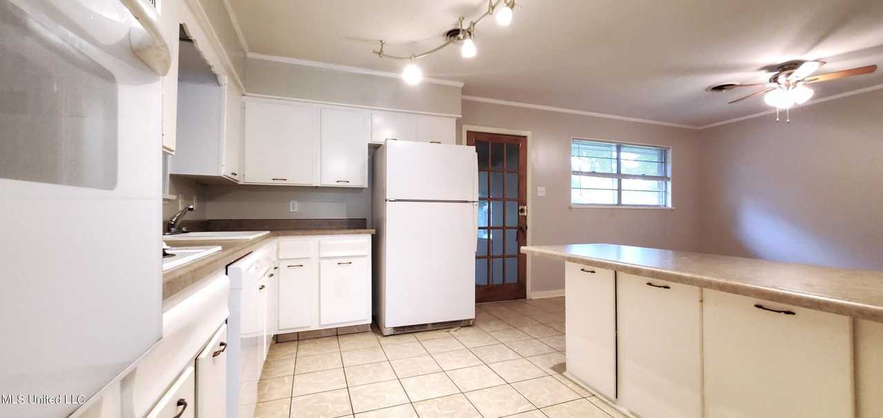 6249 Tennyson Dr - Photo 4 of 17
