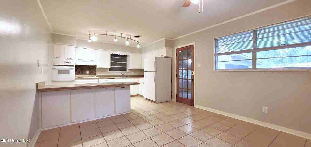 6249 Tennyson Dr - Photo 5 of 17