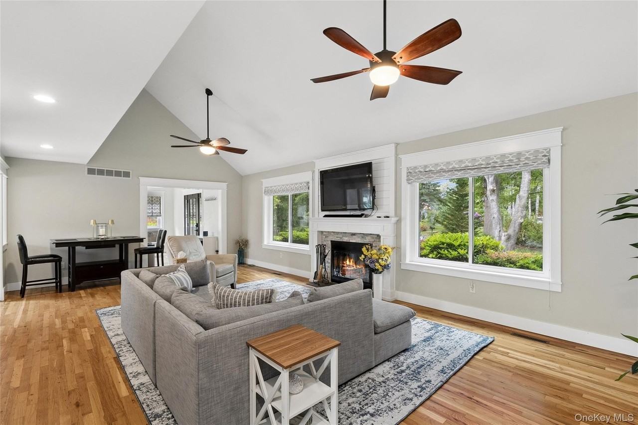 7 7 Eileen Circle - Photo 4 of 15