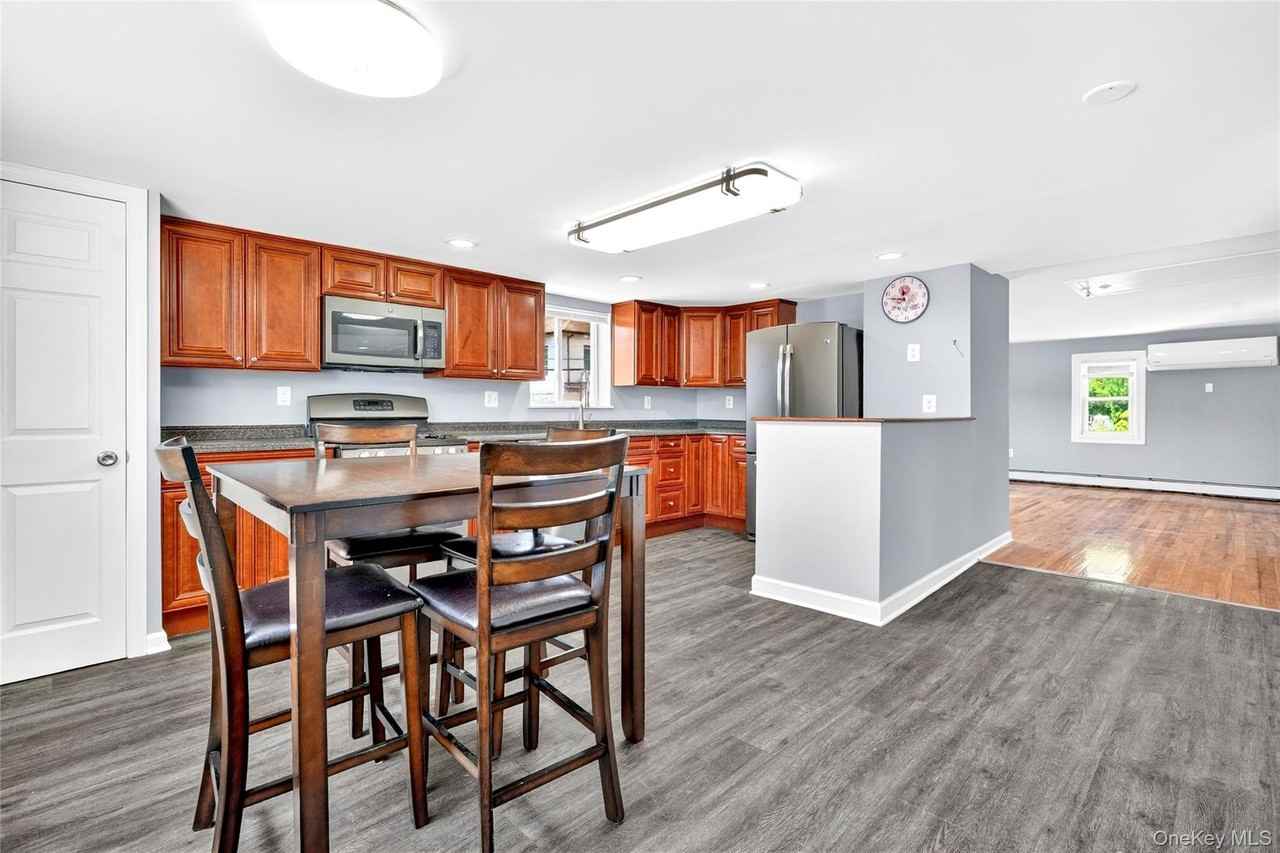 58 Samsondale Ave #A - Photo 6 of 30