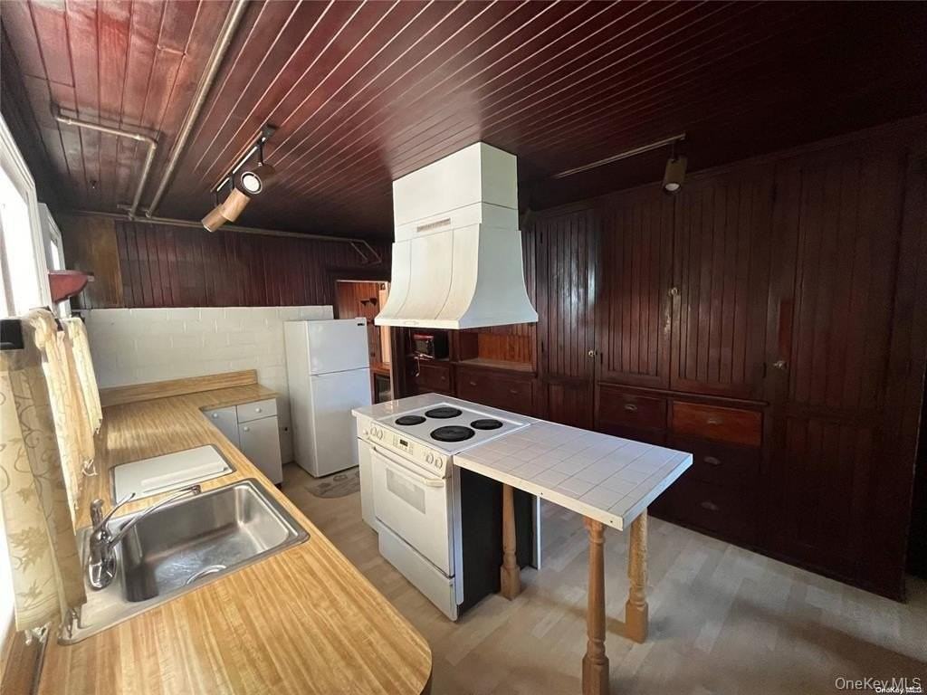 146 Bayview Ave - Photo 3 of 16