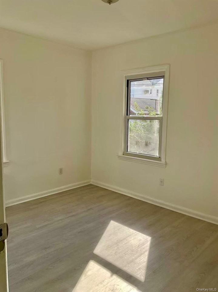 5644 187th St - Photo 4 of 12