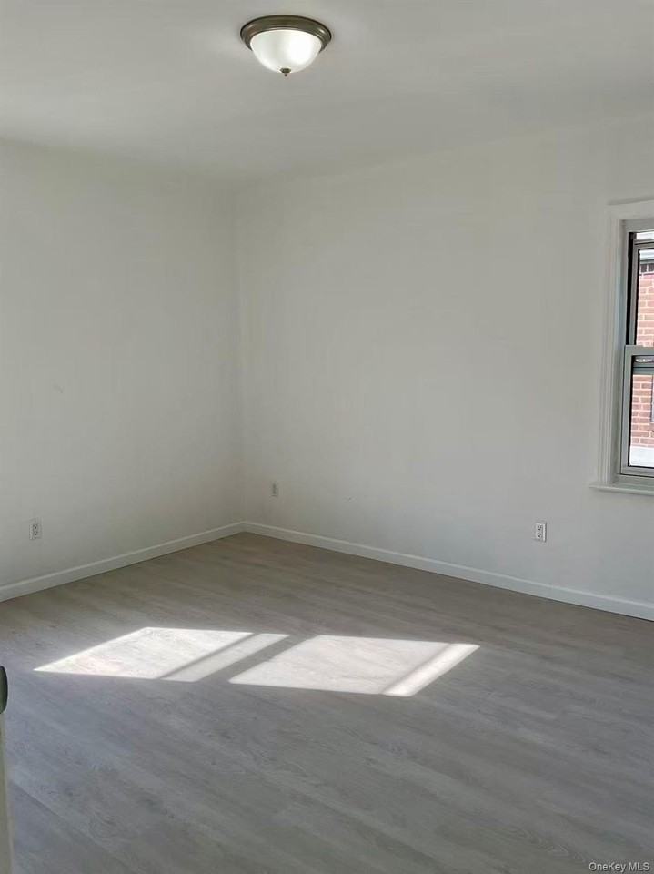5644 187th St - Photo 5 of 12